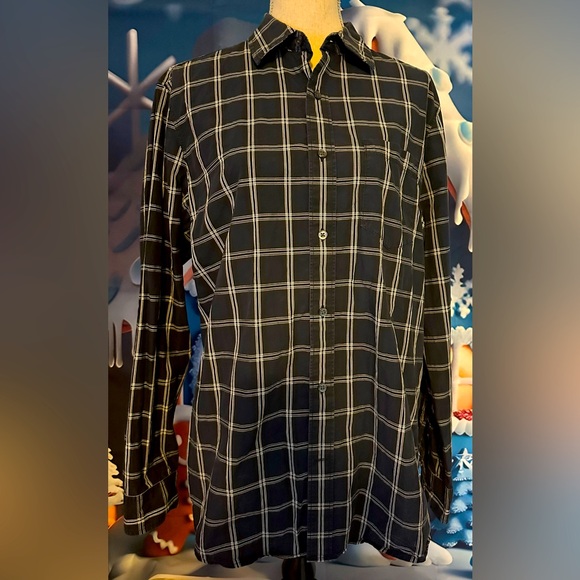 Banana Republic L shirt in a comfortable 100% cotton with extra buttons. - Picture 1 of 4